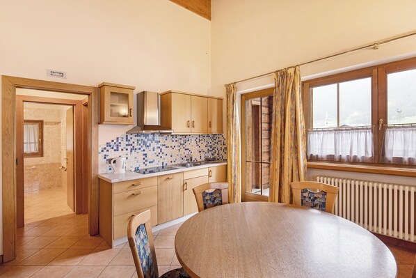 Kühlschrank, Mikrowelle, Herdplatte, Geschirrspüler