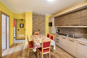 Dining - Apartment Baita Belvedere Bondi – with Mountain View, Balcony, and Wi-Fi (Livigno)