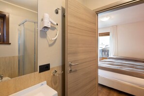 Shower, hair dryer, towels - Apartment Baita Belvedere Bondi – with Mountain View, Balcony, and Wi-Fi (Livigno)