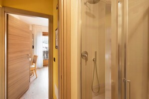 Shower, hair dryer, towels - Apartment Baita Belvedere Bondi – with Mountain View, Balcony, and Wi-Fi (Livigno)