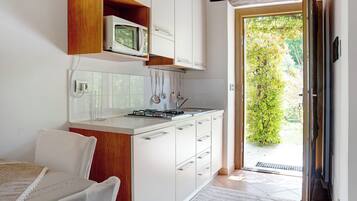 Frigorífico, microondas, placa de cocina y trona infantil