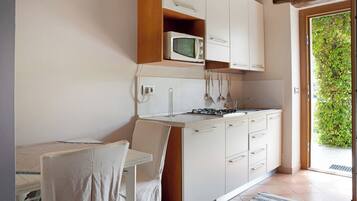 Frigorífico, microondas, placa de cocina y trona infantil