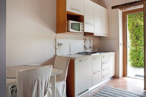 Frigorifero, microonde, piano cottura, seggiolone