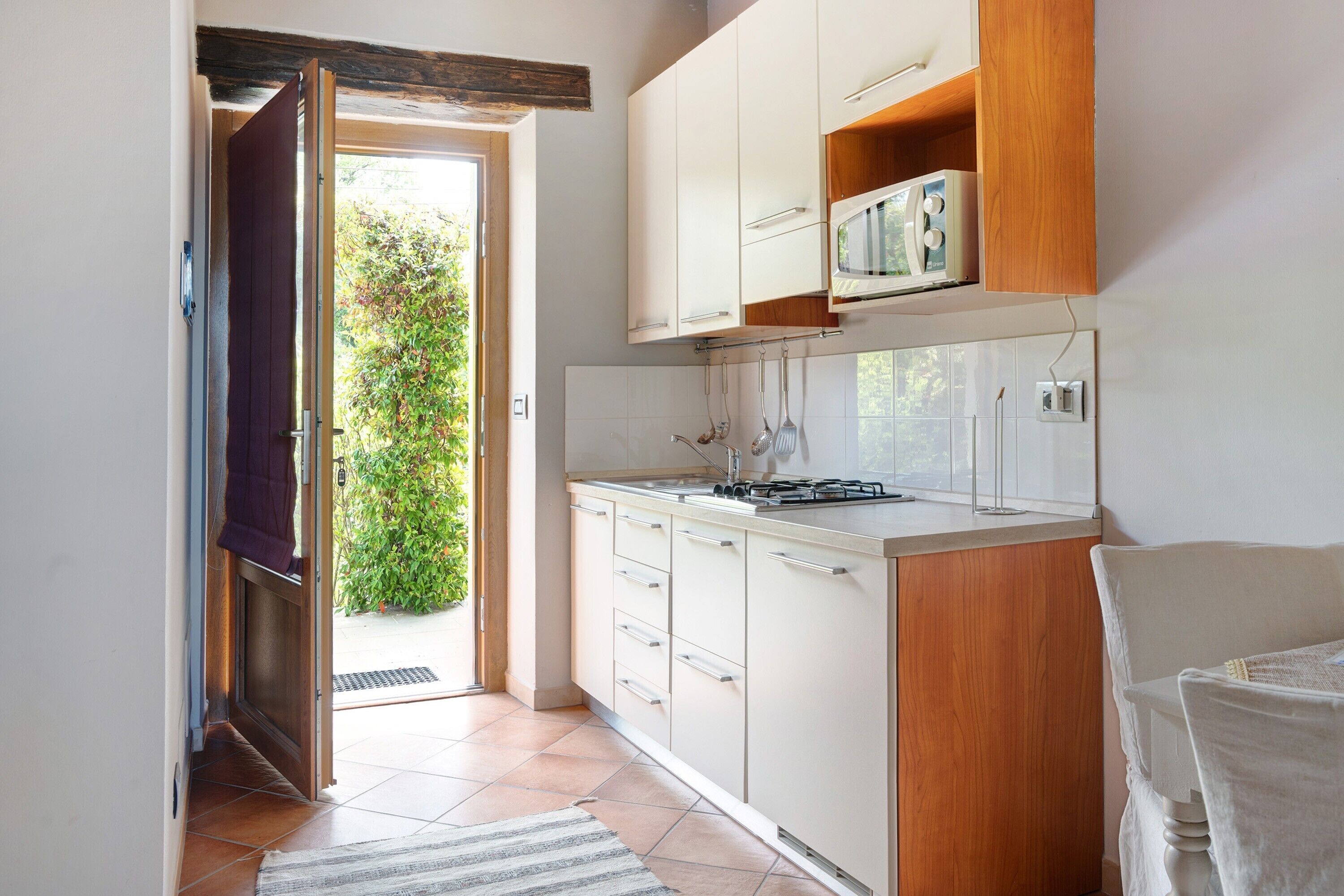 Cafetera/tetera, refrigerador, microondas, placa de cocina