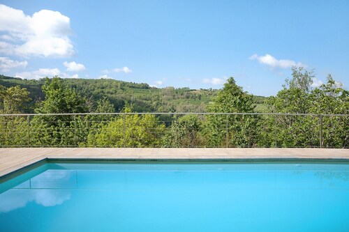 Holiday Home 'La Corte di Langa Alloggio Rubino' with Shared Pool & Wi-Fi