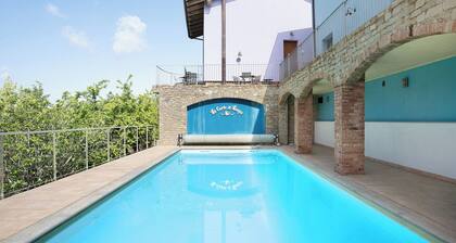 Maison de vacances 'La Corte di Langa Alloggio Rubino' avec piscine partagée et Wi-Fi