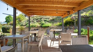Eine Terrasse im Freien mit Korbmöbeln und einer Holzbeschichtung.