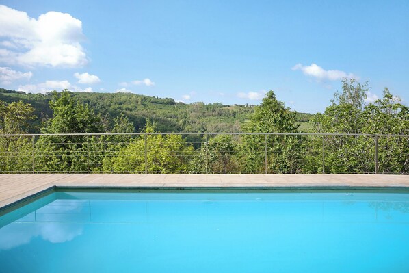 Pool - Holiday Home 'La Corte di Langa Alloggio Topazio' with Shared Pool & Wi-Fi (Albareto della torre)