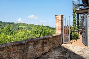 Property grounds - Holiday Home 'La Corte di Langa Alloggio Topazio' with Shared Pool & Wi-Fi (Albareto della torre)