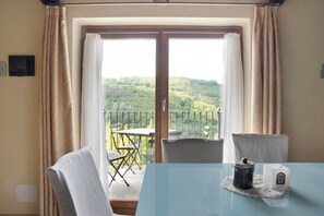 Dining - Holiday Home 'La Corte di Langa Alloggio Topazio' with Shared Pool & Wi-Fi (Albareto della torre)