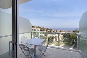 Outdoor dining - Apartment Hotel Modus Vivendi 406 with Sea View, Pool, Wi-Fi & Terrace (Sanremo)