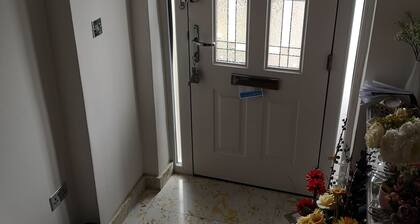 Double bedroom in a friendly home 5 mins drive to town centre