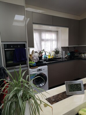 Kühlschrank, Mikrowelle, Wasserkocher, Toaster