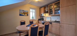 Fridge, microwave, stovetop, dishwasher