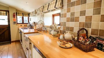 Casa rural | Cuina privada | Frigorífic, rentaplats, bullidora elèctrica i torradora