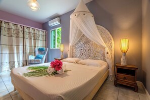 3 soverom, skrivebord, strykejern/-brett og reiseseng for barn