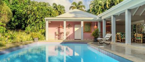 حمّام سباحة خارجي