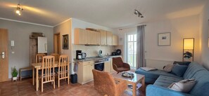 Apartamento moderno com cozinha, sala de jantar e sala de estar.