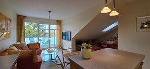TV, stereo - Apartment B8 - Beachfront apartment on the top floor with two balconies, bicycles (Graal-Müritz)