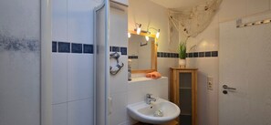 Shower - Apartment B8 - Beachfront apartment on the top floor with two balconies, bicycles (Graal-Müritz)