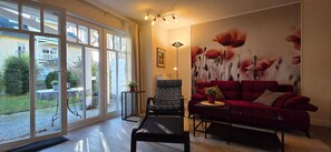 Televisie, een dvd-speler en een stereo