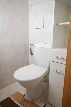 Baignoire, sĂšche-cheveux, serviettes fournies, savon