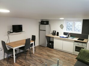 Jääkaappi, mikroaaltouuni, uuni, liesi