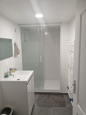 Een douche, een haardroger, handdoeken, zeep