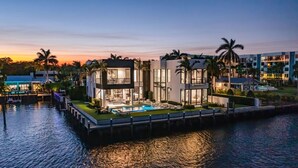 Ein modernes Waterfront-Anwesen mit Pool, mehreren Ebenen und Blick auf das Wasser.