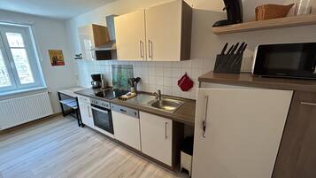 Kühlschrank, Mikrowelle, Ofen, Herdplatte