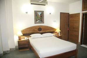 行政双人房 | 迷你吧、办公桌、免费 WiFi、床单