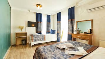 Zimmersafe, Verdunkelungsvorhänge, Bügeleisen/Bügelbrett