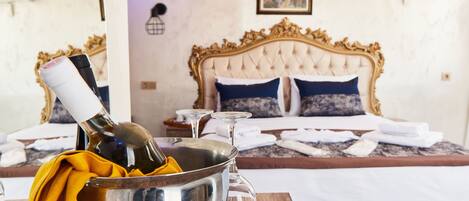 Habitación Deluxe doble | Caja fuerte, cortinas opacas, tabla de planchar con plancha