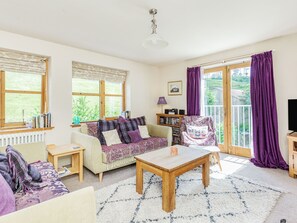 Cottage | Living area | Flat-screen TV, DVD player