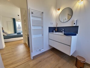 5 habitaciones, escritorio y tabla de planchar con plancha 