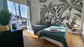 5 habitaciones, escritorio y tabla de planchar con plancha