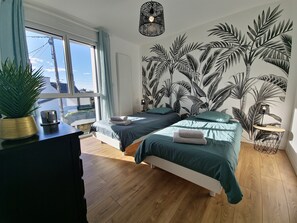 5 Schlafzimmer, Schreibtisch, Bügeleisen/Bügelbrett, Reisekinderbett