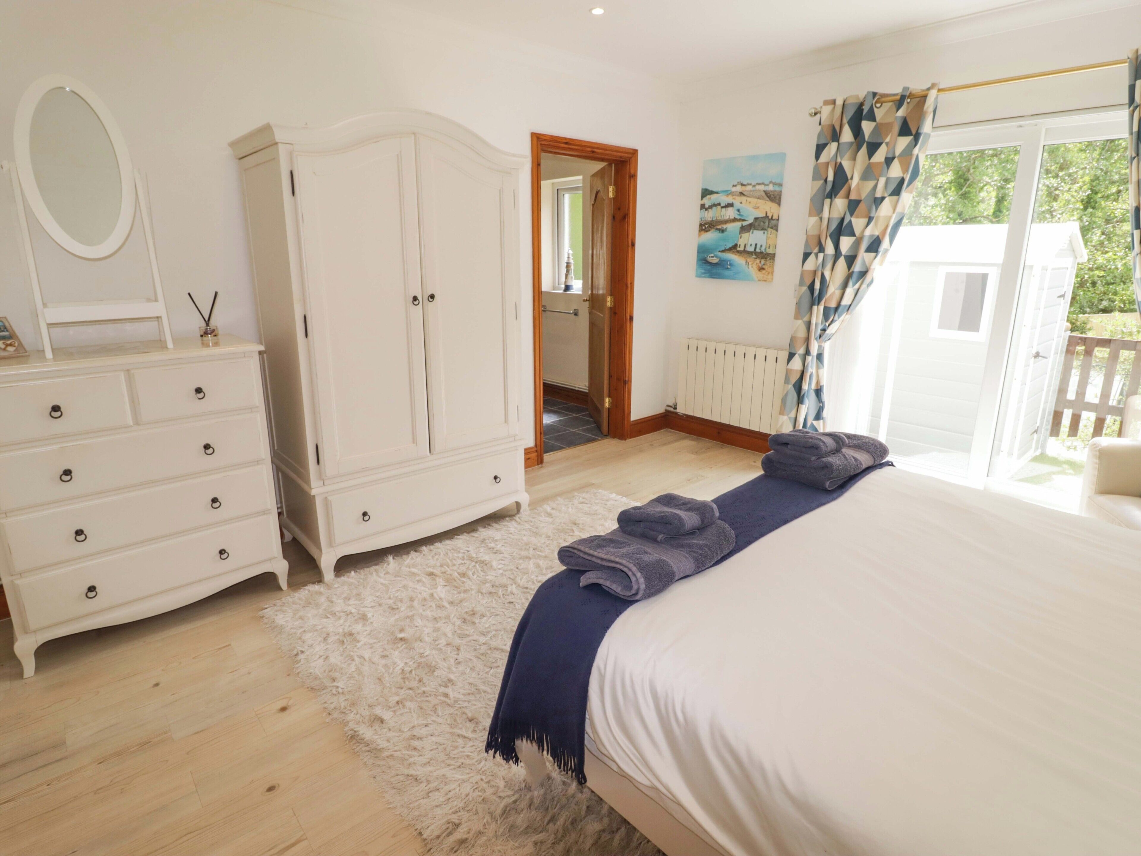 1 habitación, decoración personalizada y muebles diferentes 