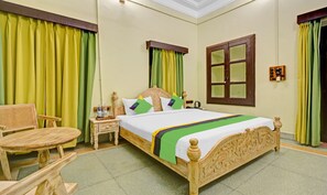 Escritorio, sistema de insonorización y tabla de planchar con plancha