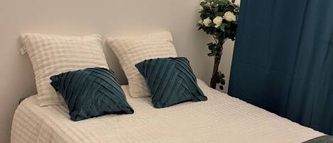 1 bedroom, WiFi, bed sheets