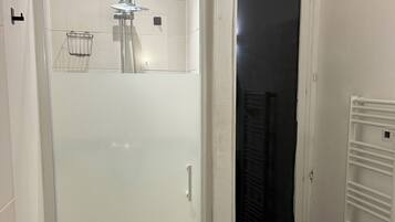 Een douche, een haardroger, handdoeken, shampoo