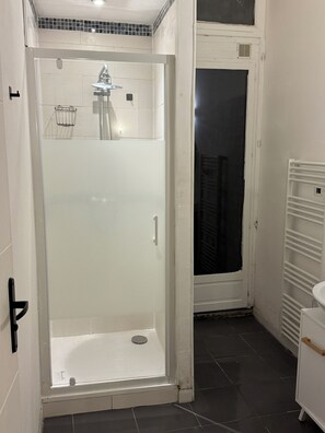 Douche, sèche-cheveux, serviettes fournies, shampoing