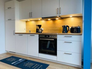 Réfrigérateur, four à micro-ondes, un four, surface de cuisson