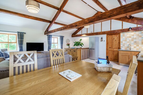 Cottage | Private kitchen | Fridge, dishwasher, electric kettle, cookware/dishes/utensils