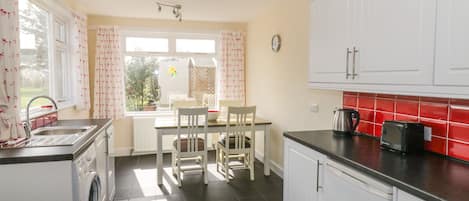 Cottage | Private kitchen | Fridge, dishwasher, electric kettle, toaster