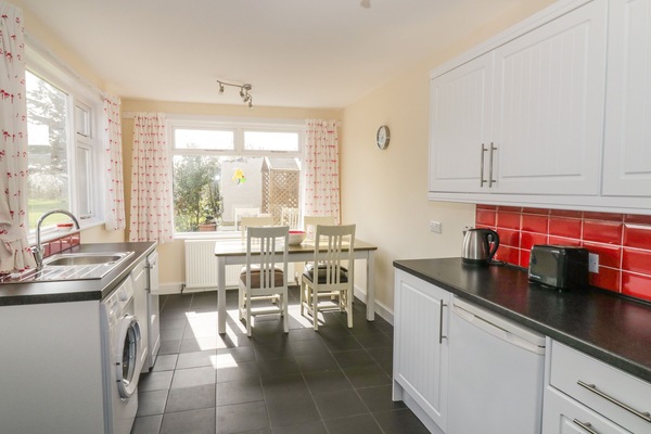 Cottage | Private kitchen | Fridge, microwave, dishwasher, electric kettle