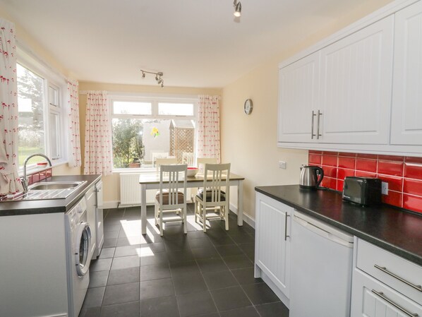 Cottage | Private kitchen | Fridge, dishwasher, electric kettle, toaster - 7 Cummertrees (Annan)