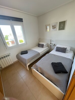 2 slaapkamers, een strijkplank/strijkijzer, wifi, beddengoed