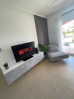 Una Smart TV, un reproductor estéreo