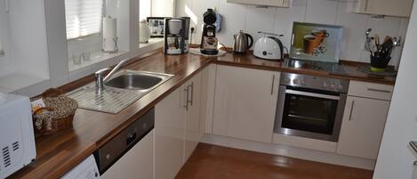 Fridge, microwave, stovetop, dishwasher